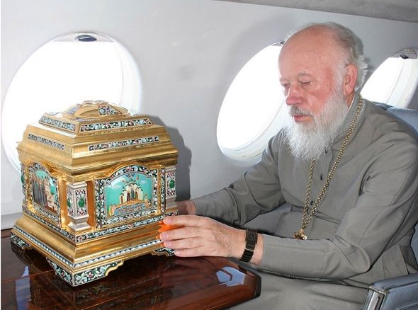 Archbishop Volodymyr (Sabodan) with the reliquary containing a particle of the relics of St. Volodymyr. - фото 118429