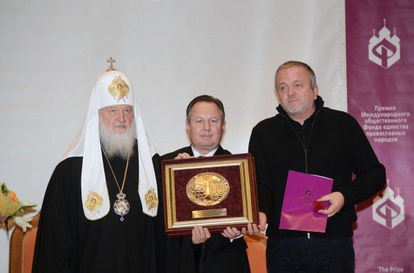 Patriarch Kirill presents Oleh Kryvoshea with an award from the 'Foundation for the Unity of Orthodox Peoples' - фото 118437