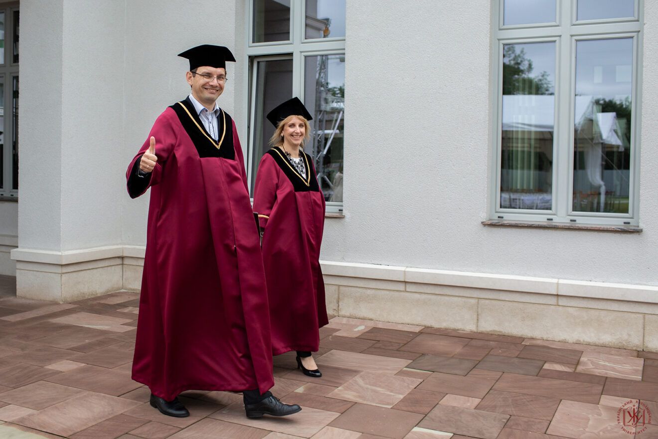 Тарас Добко та Софія Опацька під час випускних урочистостей в УКУ - фото 117987