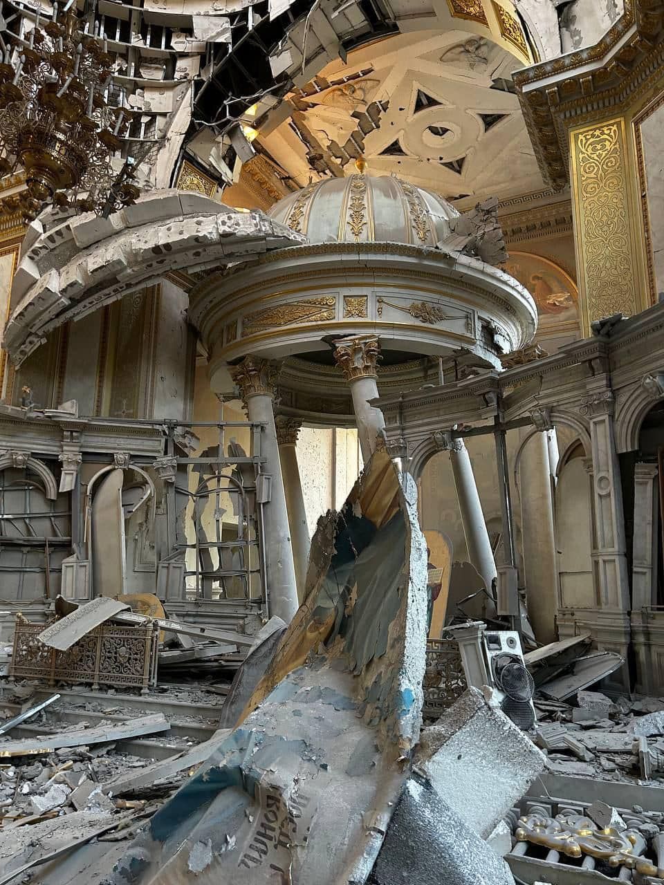 В результаті удару РФ по Одесі зруйновано Спасо-Преображенський собор - фото 118079
