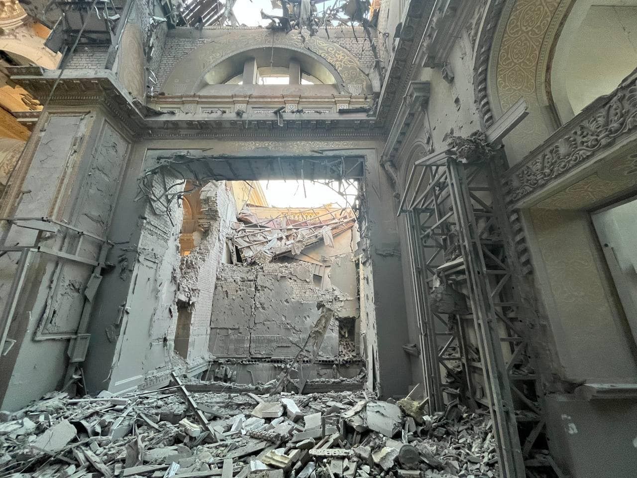 Russian missile hits altar of Odesa’s famous Transfiguration Cathedral - фото 118080