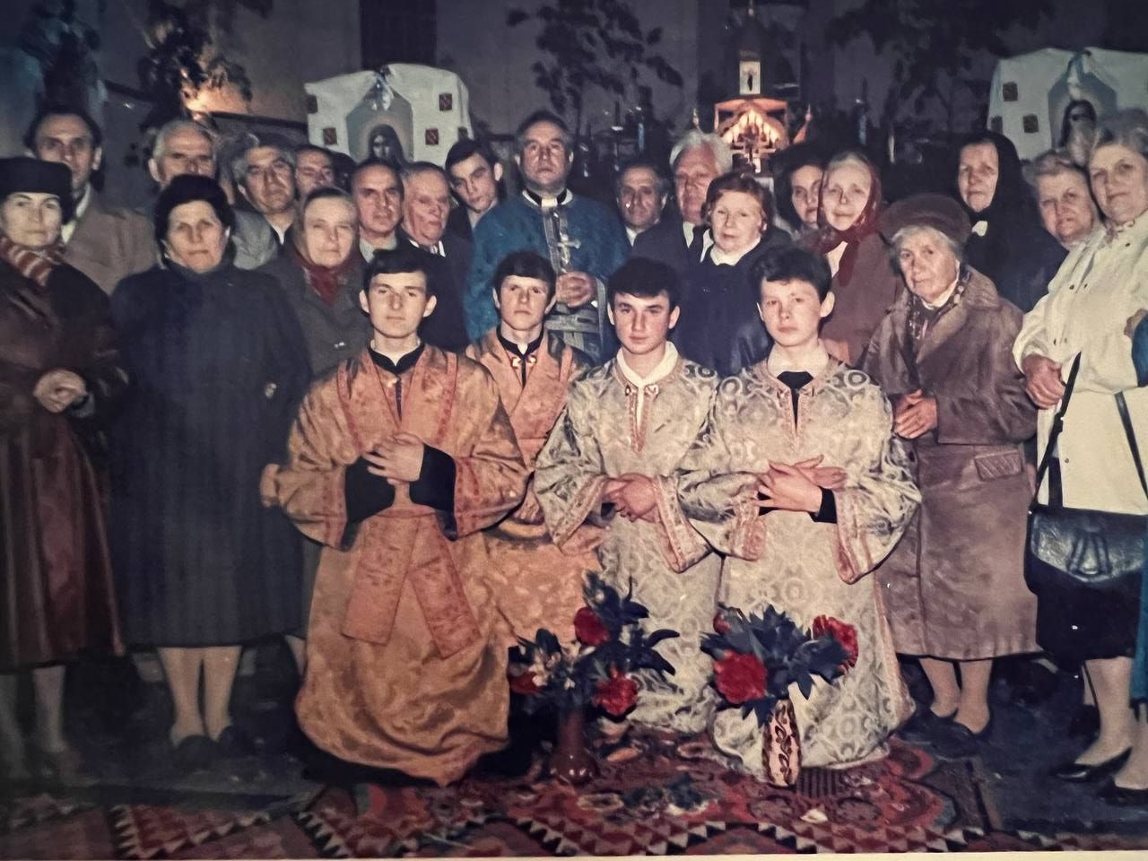 Із парафіянами Успенської церкви. 1991 рік
