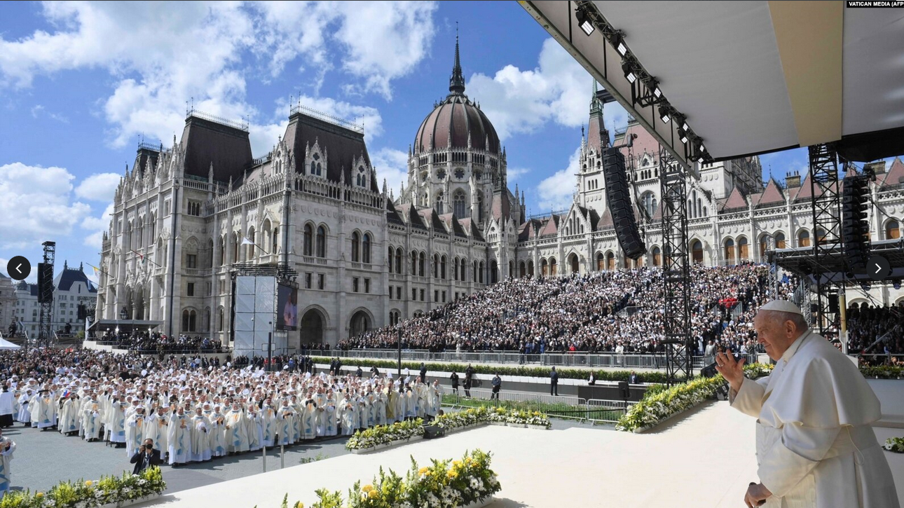 Папа Франциск править месу на площі Лайоша у Будапешті в останній день свого триденного візиту до Угорщини. 30 квітня 2023 року - фото 120152