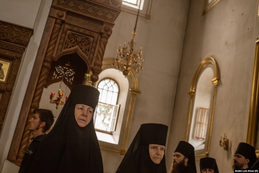 Монахині зі зруйнованого монастиря в Богородичному тепер переїхали до Святогірської лаври - фото 120179