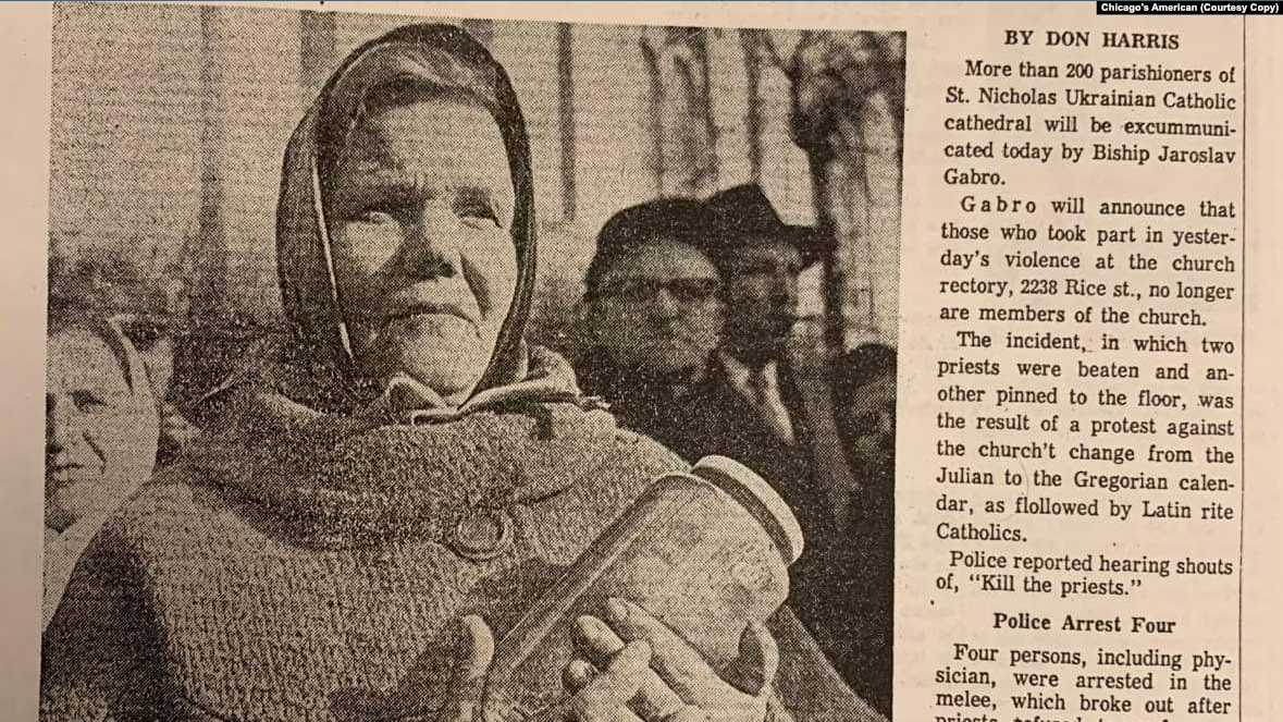 На фото з газети Chicago's American одна з учасниць заворушення з порожньою пляшкою для освяченої води, яку вона не змогла отримати 19 січня 1968 року. - фото 120425