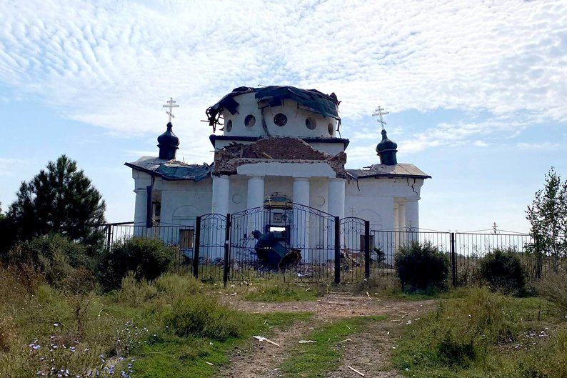 В Донецкой области обстрелом россиян изуродован Свято-Георгиевский храм, которому 200 лет - фото 120487