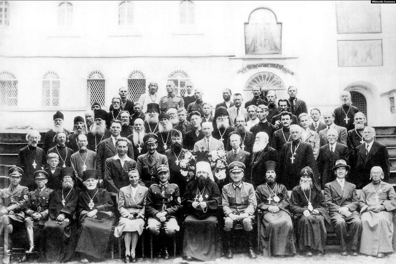 Православне духовенство з німецькими військовими та чиновниками окупаційної влади в Псково-Печерському монастирі. Серпень 1943 року - фото 120825