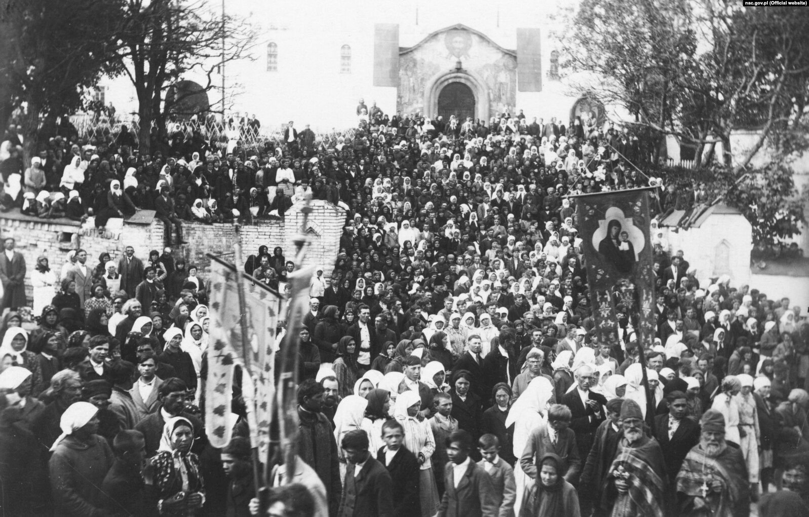 Віруючі на території Почаївської лаври, 1930 рік - фото 120857