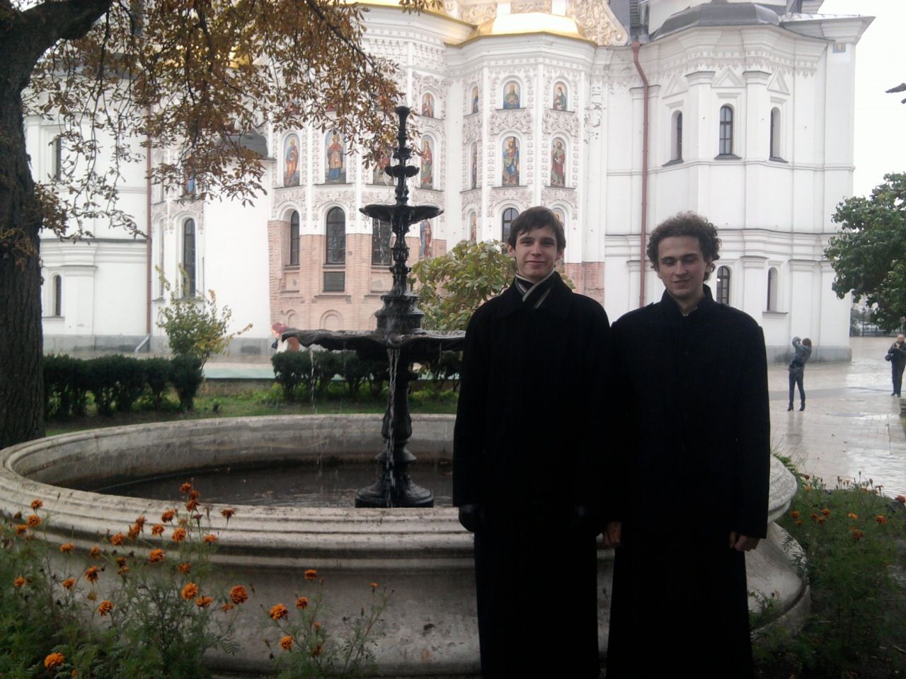 Я з товаришем біля Успенського собору Києво-Печерської лаври, 2010 рік.jpg - фото 120876