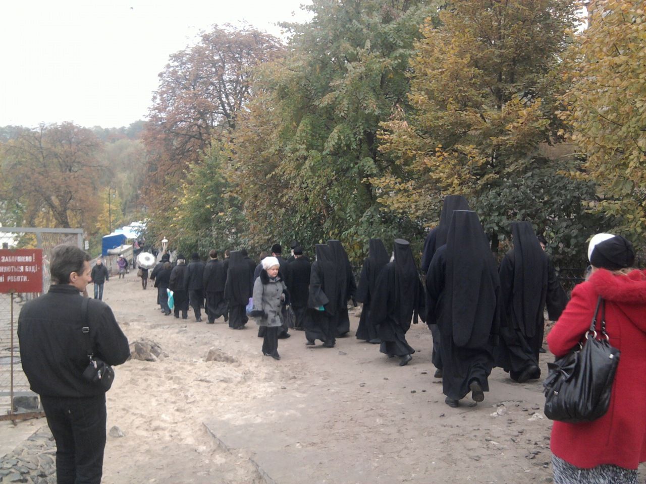 Монахи йдуть до трапезної після Літургії у Києво-Печерській лаврі, 2010 рік - фото 121067