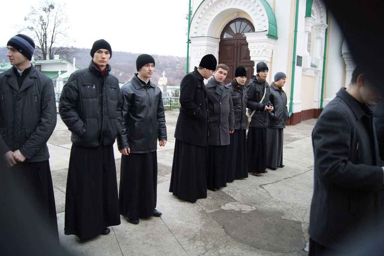 У Кременецькому монастирі УПЦ на Тернопільщині з одногрупниками по семінарії, 2011 рік - фото 121078