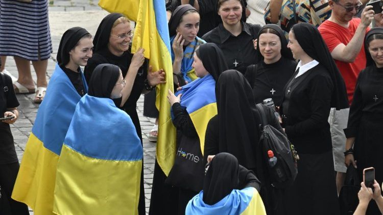 Вітаючи українських черниць, Папа закликав продовжувати молитися за Україну - фото 121288