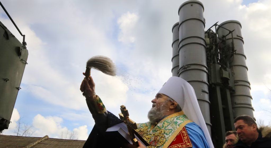 Священник РПЦ освячує російську військову техніку - фото 121520