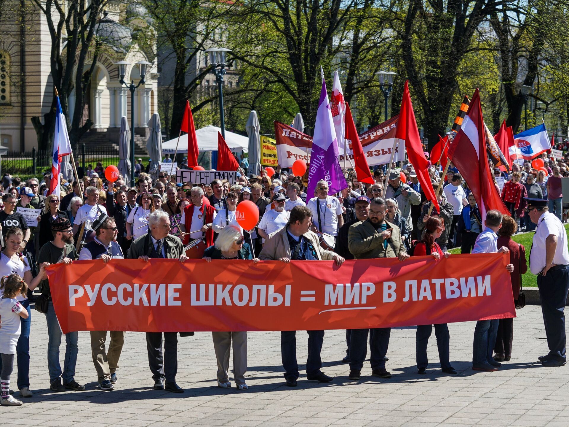 Пророссийский митинг в Латвии в 2018 году. Плакат очень конкретный - фото 121695