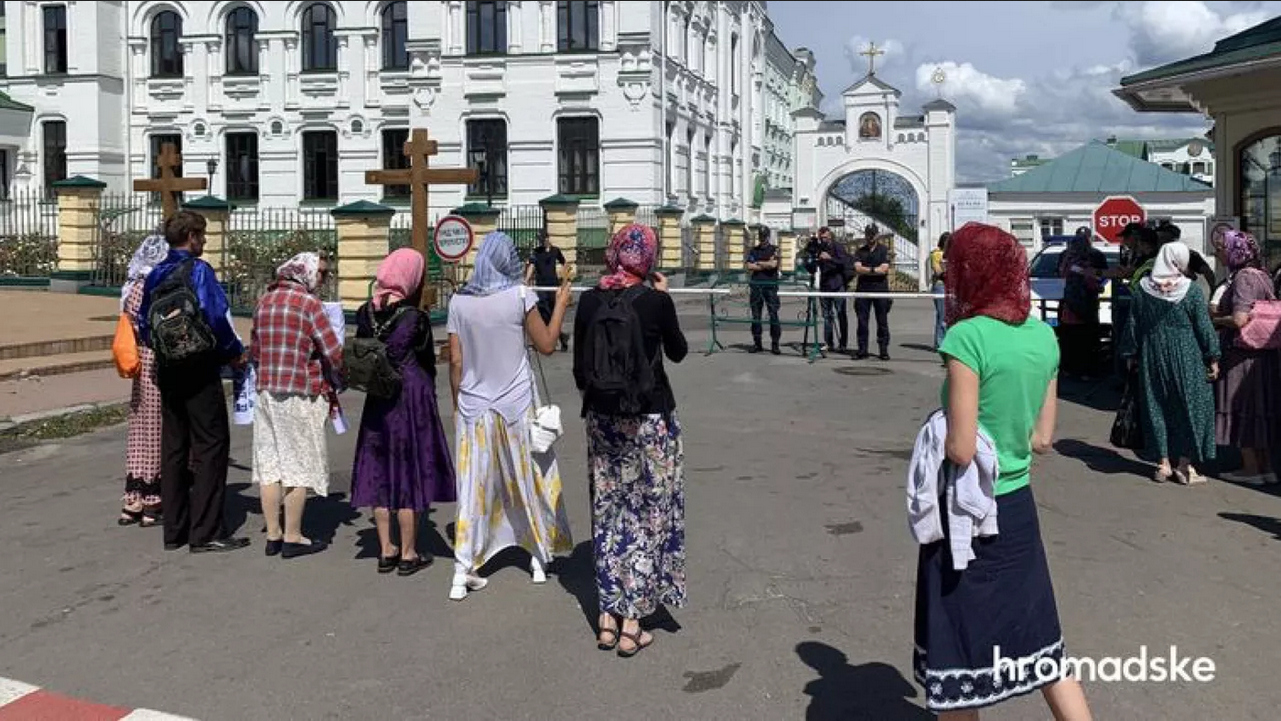 Віряни УПЦ МП біля входу до Нижньої лаври, 11 серпня 2023 року - фото 123659
