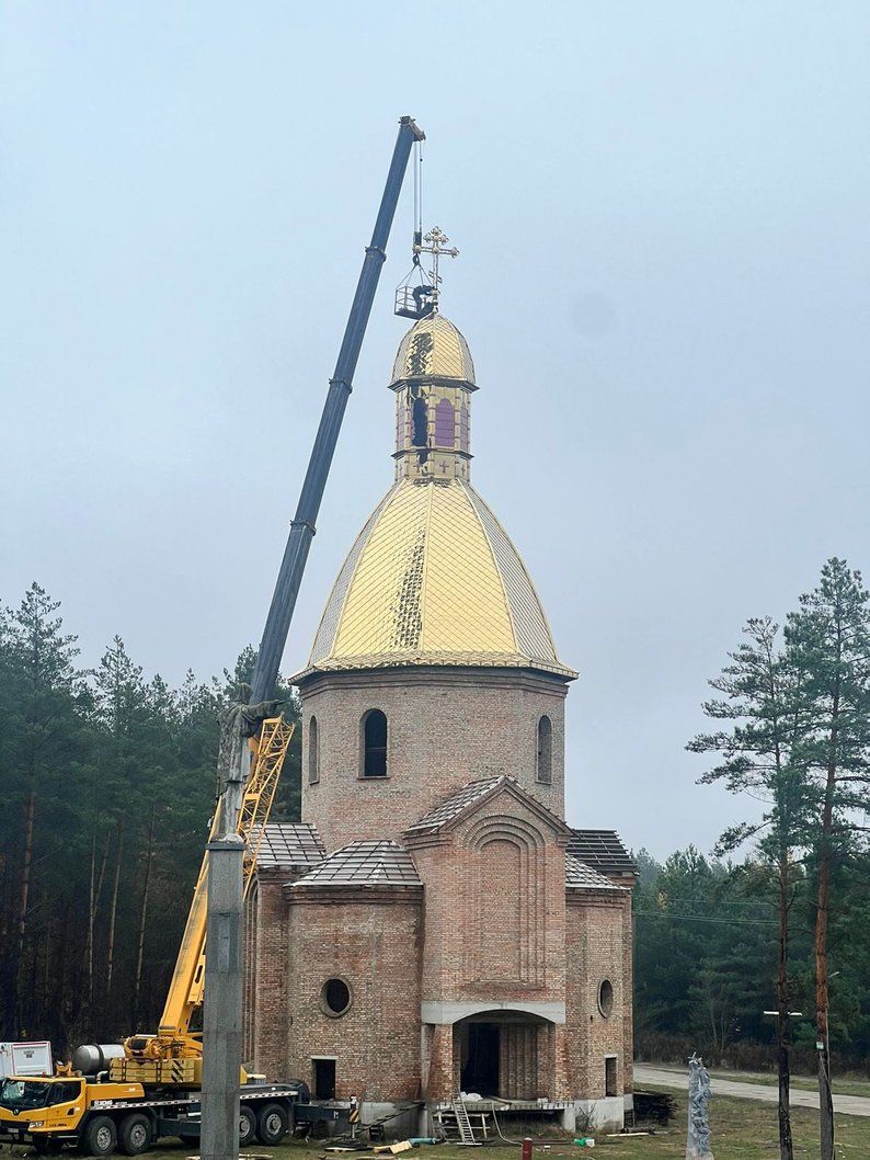 На Рівненщині на 36-метровому соборі монастиря на Повстанських могилах встановили купол - фото 124704