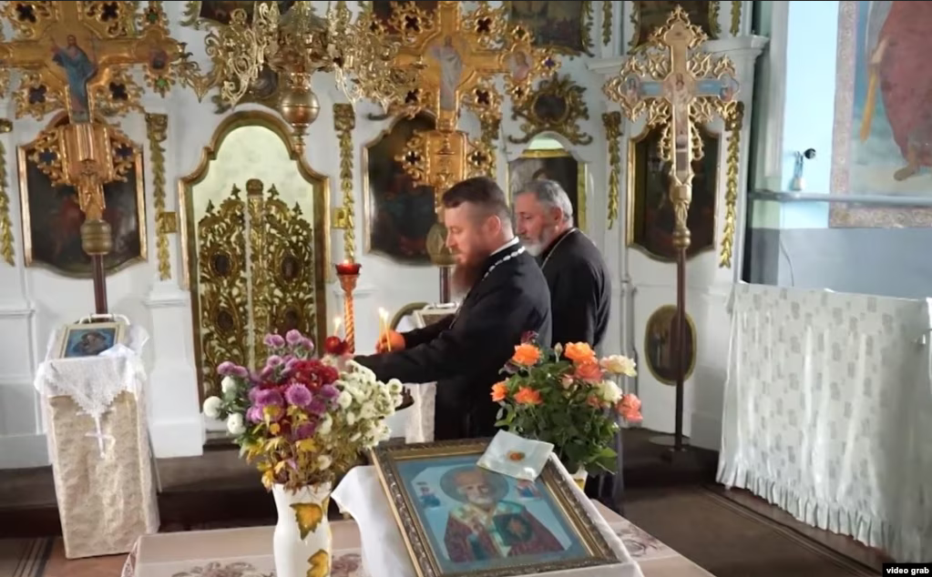 Orthodox parish priests Teodor Pelin (left) and Vasile Enache at the St. Archangel Michael Church in the village of Dubasarii Vechi - фото 124982