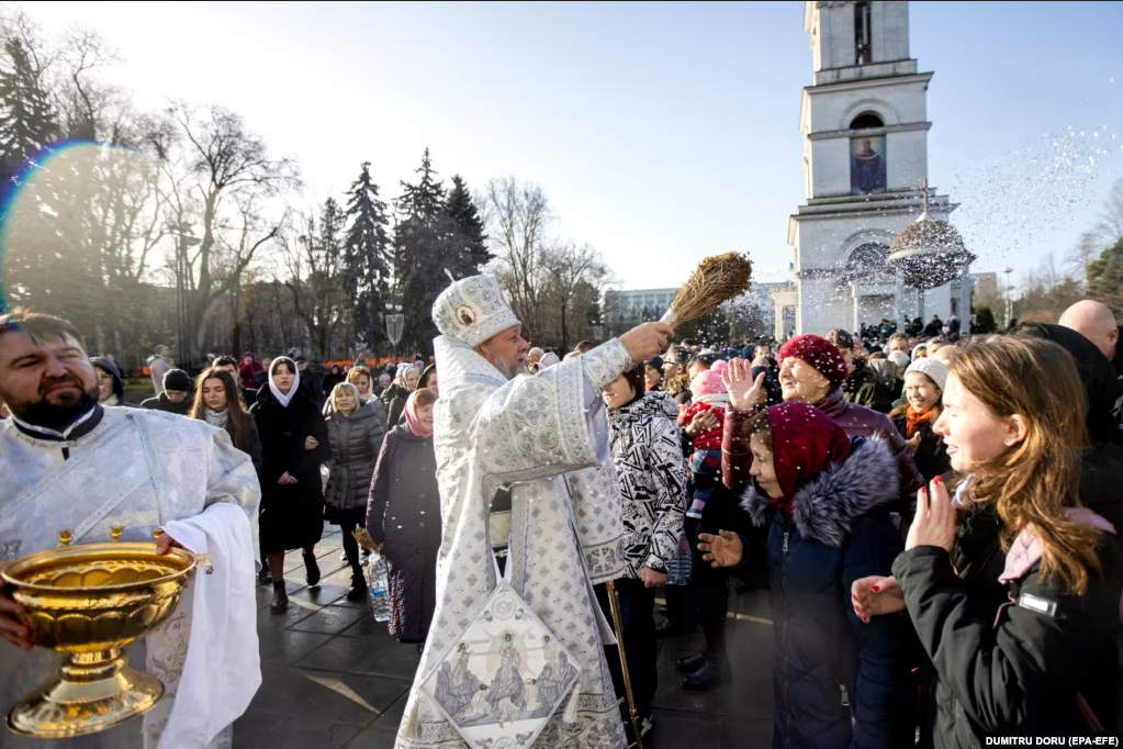 Metropolitan Vladimir of Chisinau and all Moldova attends a service for Orthodox Epiphany celebrations in the Nasterea Domnului Cathedral in Chisinau in January. - фото 124983