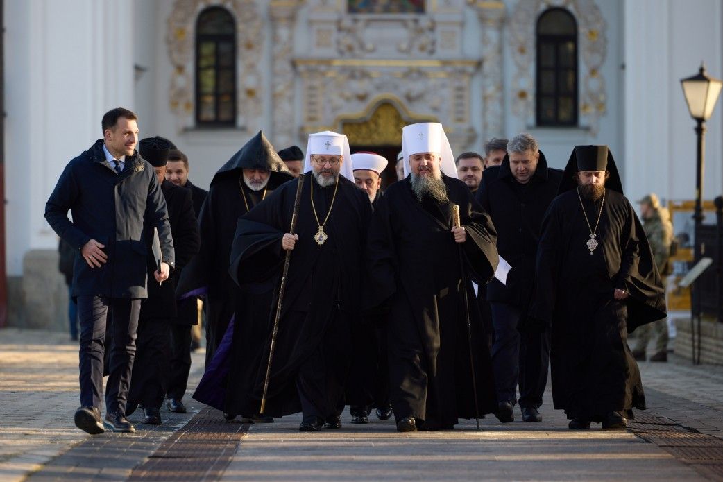 Религиозные лидеры вместе с военно-политическим руководством Украины помолились за жертв Голодомора - фото 125610