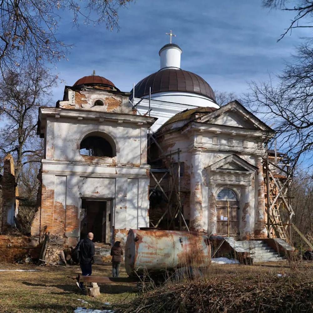 На Чернігівщині місцеві жителі самотужки відновлюють 220-річну церкву - фото 126129