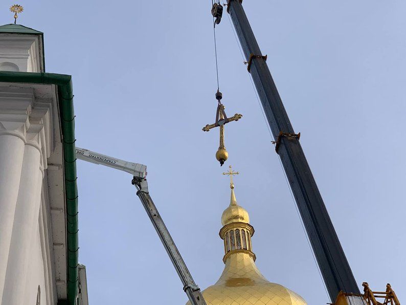 На Софийском соборе в Киеве демонтируют кресты для дальнейшей реставрации - фото 126192
