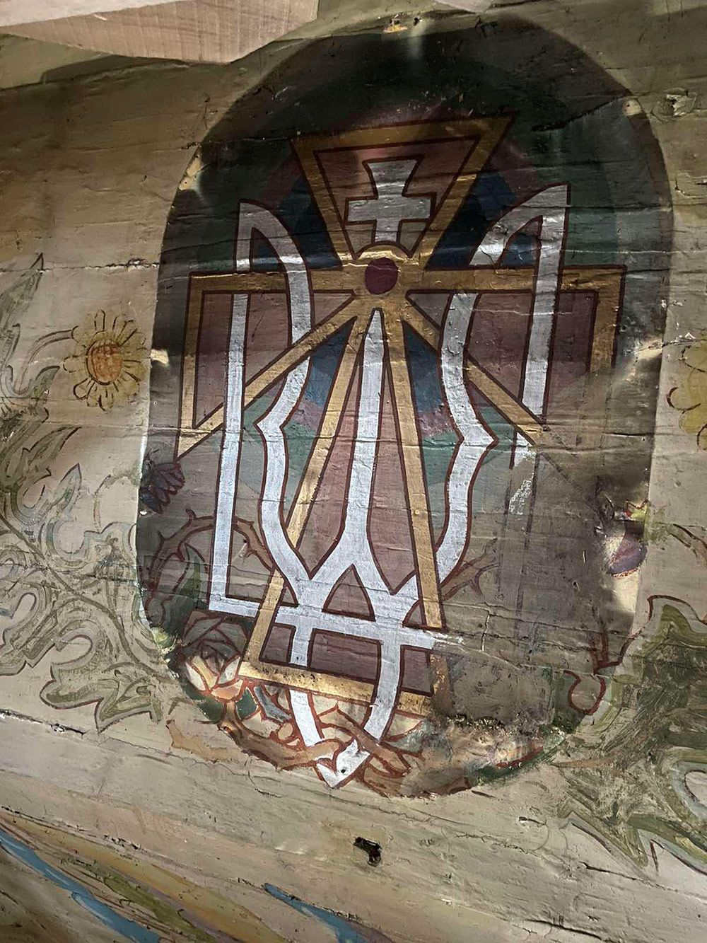 На Прикарпатті у дерев'яному храмі знайшли приховані чотири великі зображення тризубів - фото 126382