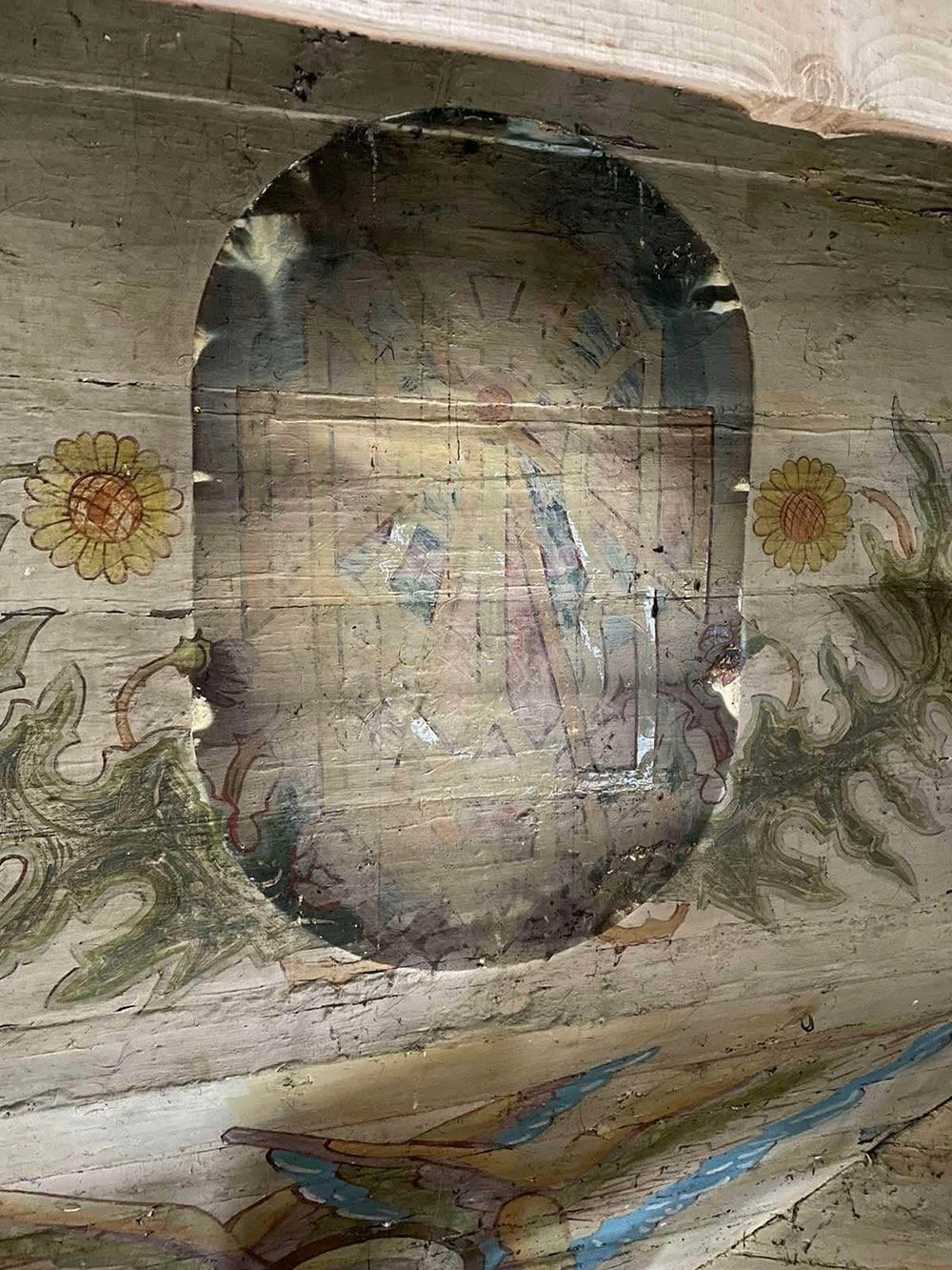 На Прикарпатті у дерев'яному храмі знайшли приховані чотири великі зображення тризубів - фото 126384