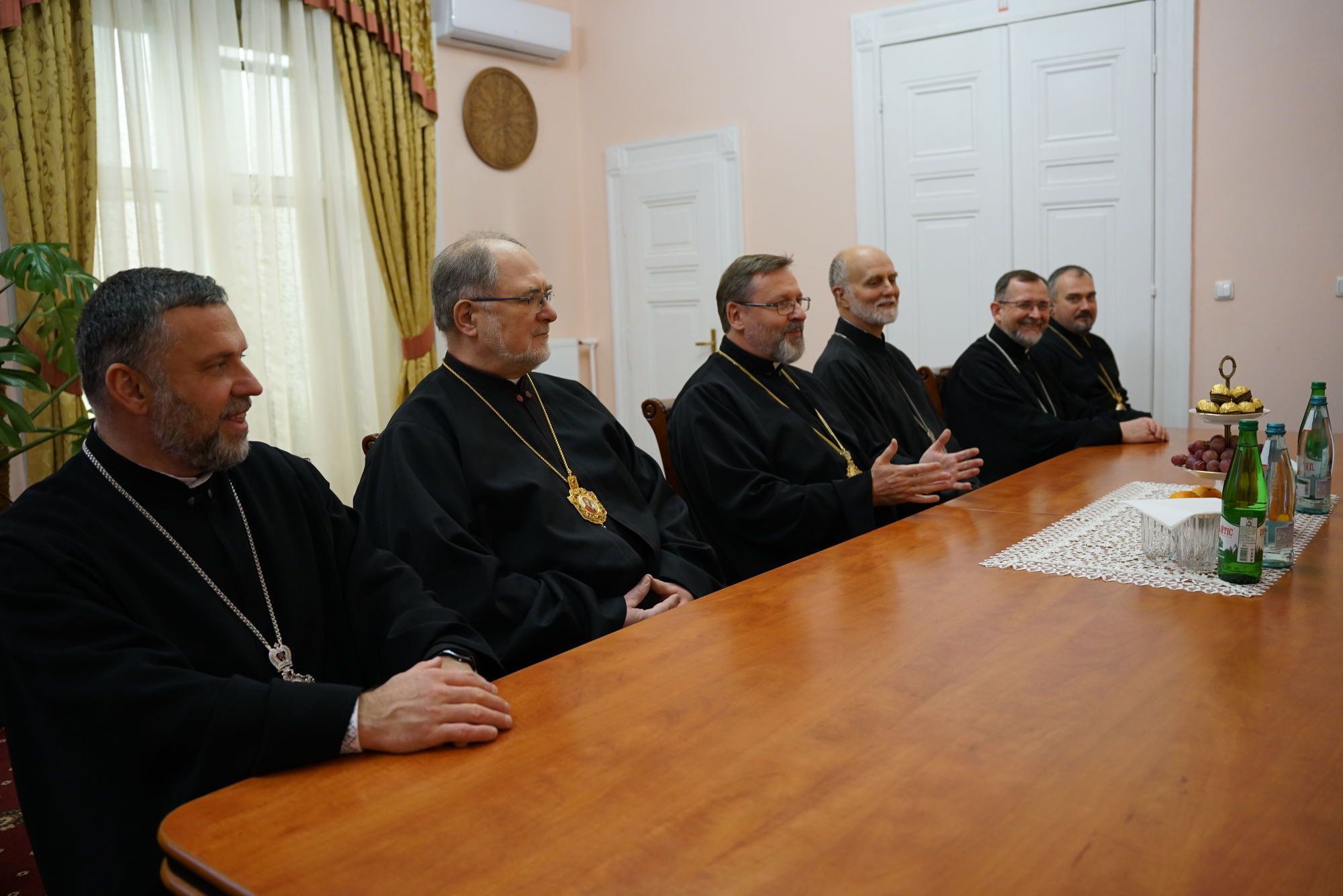 Глава УГКЦ з єпископами Постійного Синоду відвідав університети у Чернівцях - фото 126561