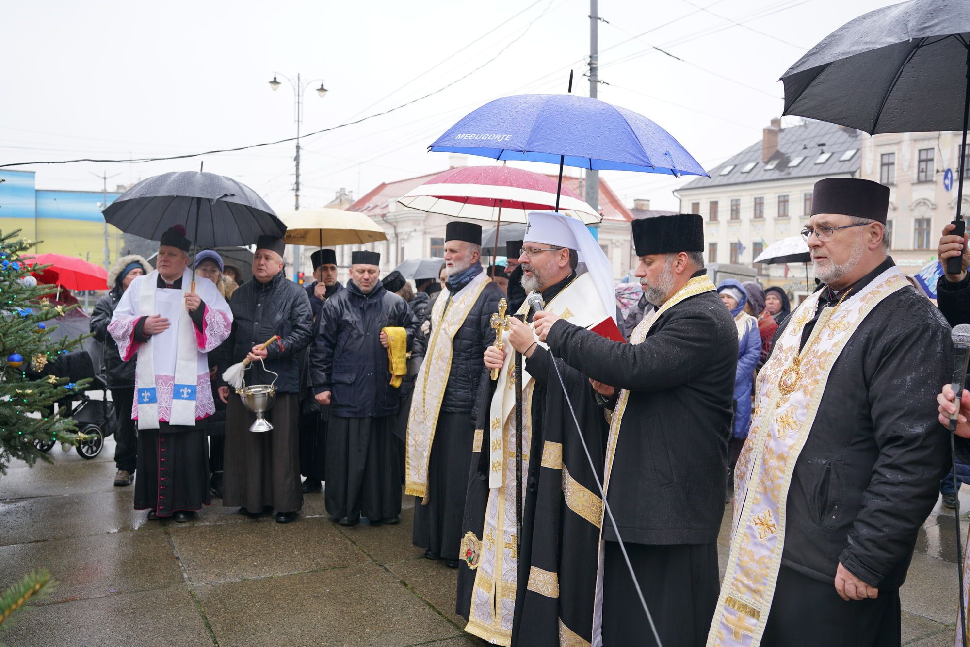 Глава УГКЦ освятив вертеп на центральній площі Чернівців - фото 126630