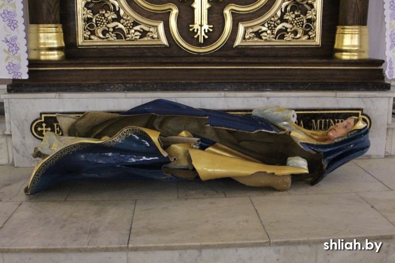 'Католицькій Церкві тут не місце!' У Білорусі чоловік побив статуї Богородиці, Архангела Михайла та вікна костелу - фото 126989