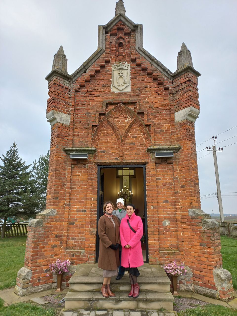 Пані Оксана з парафіянками біля каплиці-усипальниці родини Шептицьких