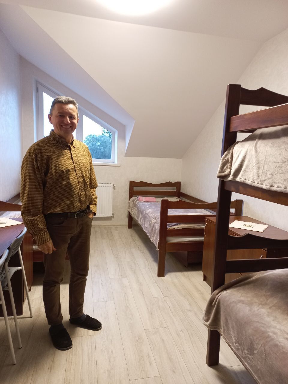 Отець Андрій Стадницький в одній з кімнат хостелу