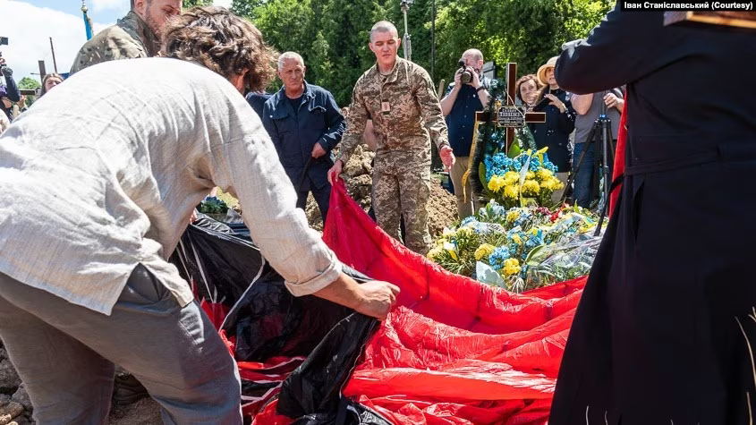 Друзі вклали парашут до могили Артема Димида, який за життя здійснив понад 300 стрибків у різних країнах світу. - фото 127881
