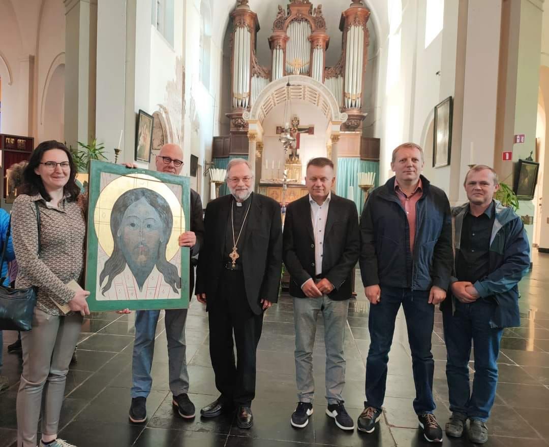 Представники громади УГКЦ в Ейндховені з іконою «Спаса Нерукотворного»  авторства Піта Спайкерса - фото 128599