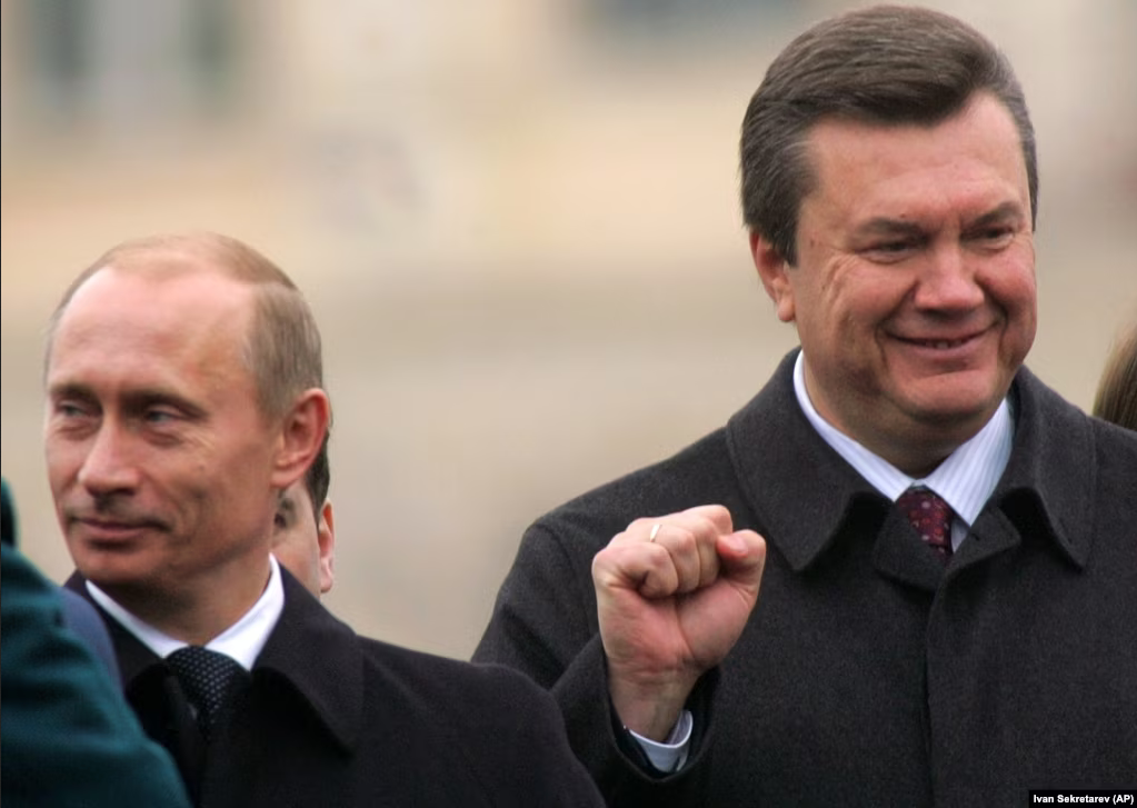 Тодішній прем’єр-міністр України Віктор Янукович (праворуч) і президент Росії Володимир Путін. Київ, 28 жовтня 2004 року - фото 129721