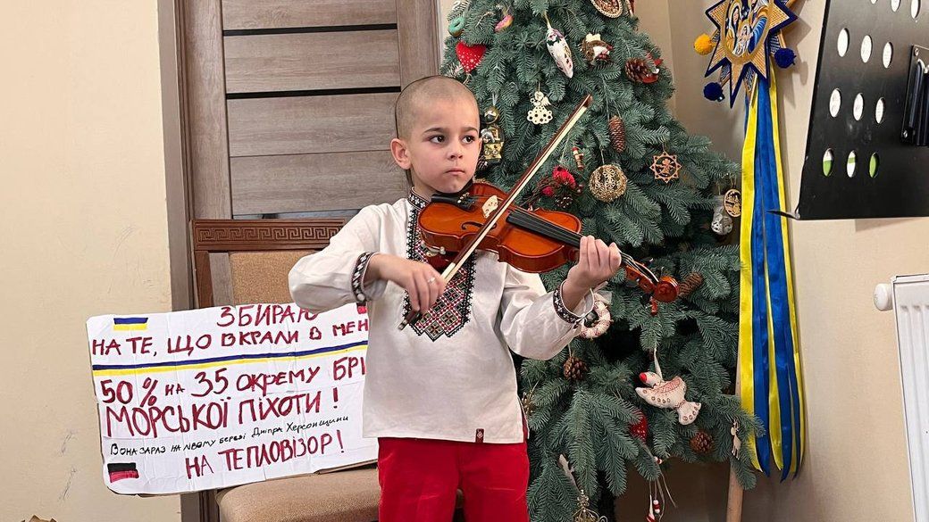 Син Дмитра збирає гроші для ЗСУ граючи на скрипці.  - фото 130663