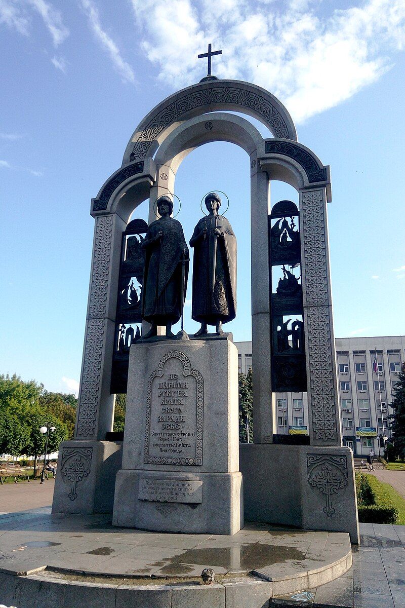 Пам'ятник Святим страстотерпцям Борису і Глібу на головній площі в Вишгороді, Україна - фото 131543