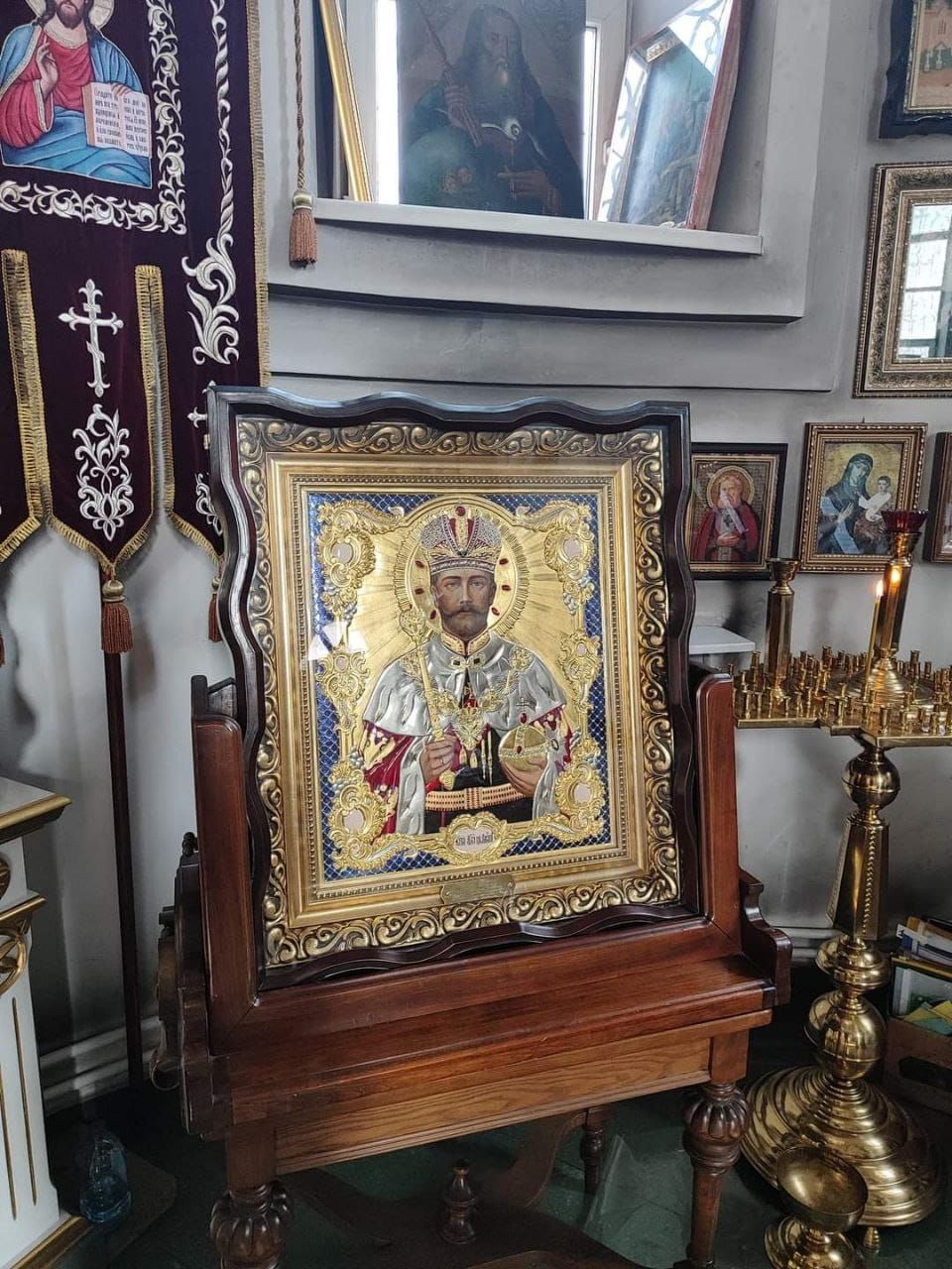 У харківському храмі УПЦ МП помітили ікону 'святого' солдата РФ та Ніколая ІІ - фото 132008