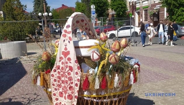 У Тернополі просто неба діє виставка великодніх кошиків та писанок - фото 133533