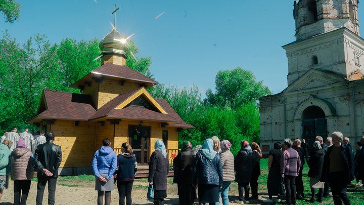 На Чернігівщині поряд зі зруйнованою росіянами церквою відкрили нову - фото 133583