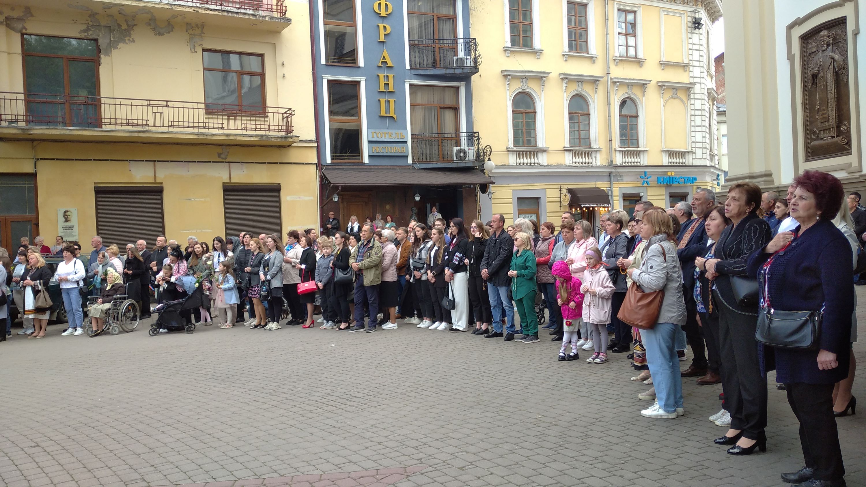 З нагоди Дня матері в Івано-Франківську відбулася загальноміська молитва на вервиці - фото 134223