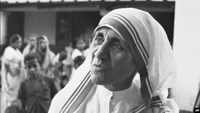 Мати Тереза, генеральна настоятелька ордену Місіонерки милосердя, керує Домом для помираючих у Калькутті, Індія. З моменту відкриття будинку в 1952 році туди потрапило приблизно 18 000 хворих, 8 500 померли, решта вижили завдяки допомозі сестер. 30 березня 1966 року. - фото 134392