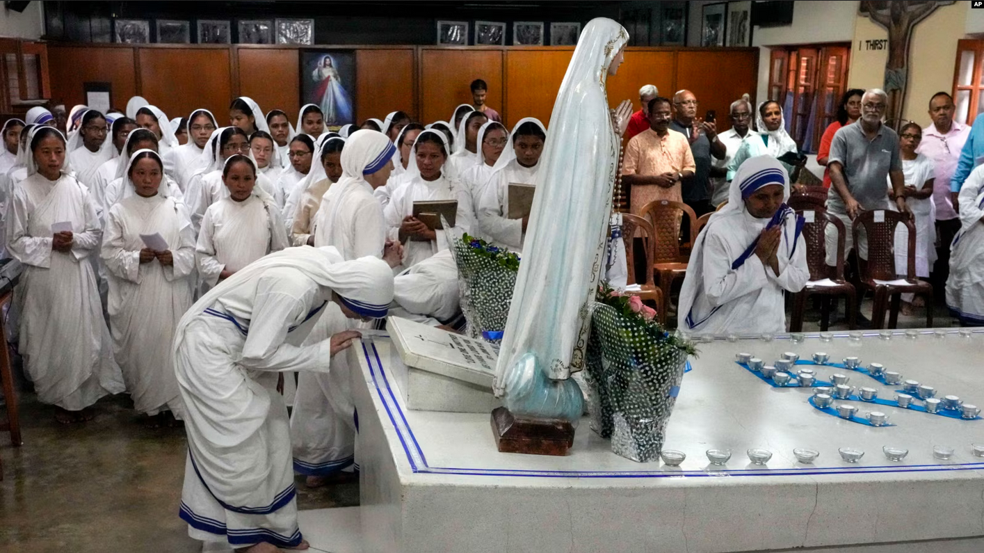Монахині моляться біля могили святої Матері Терези в ордені Місіонерок милосердя під час молитовної церемонії з нагоди річниці її смерті в Калькутті, Індія, 5 вересня 2022 р. - фото 134398