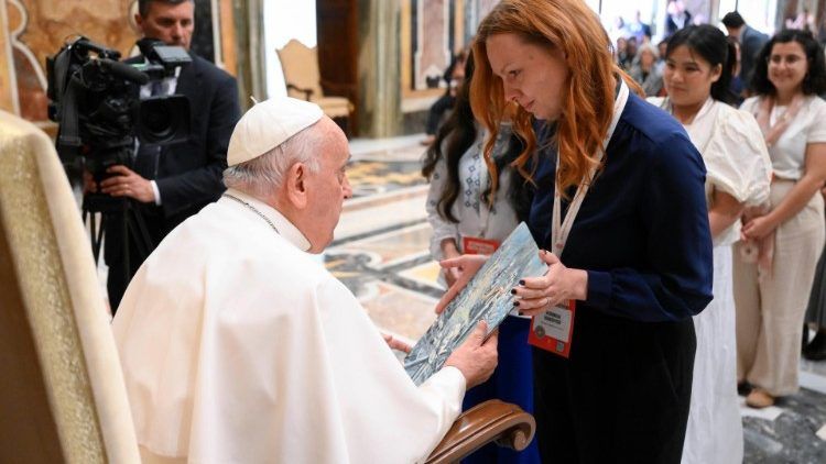 Вероніка Дякович дарує картину Святішому Отцеві - фото 135105