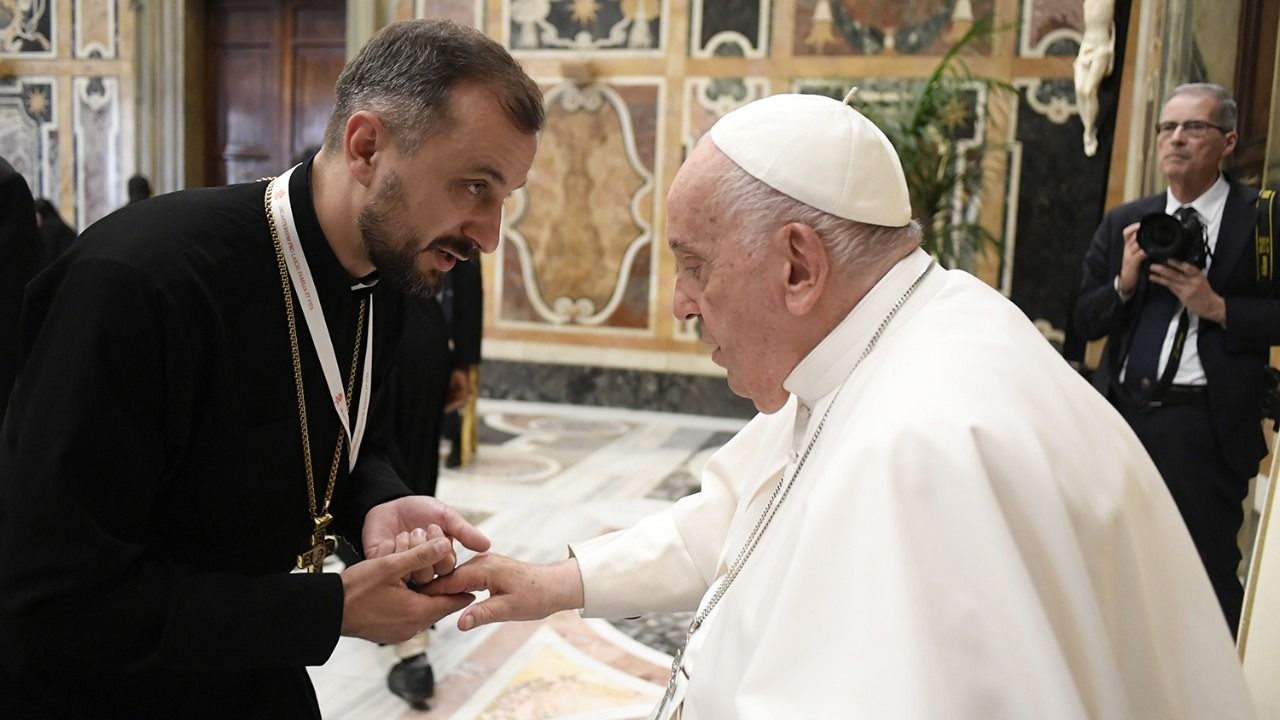 Отець Роман Демуш під час зустрічі з Папою Франциском - фото 135106