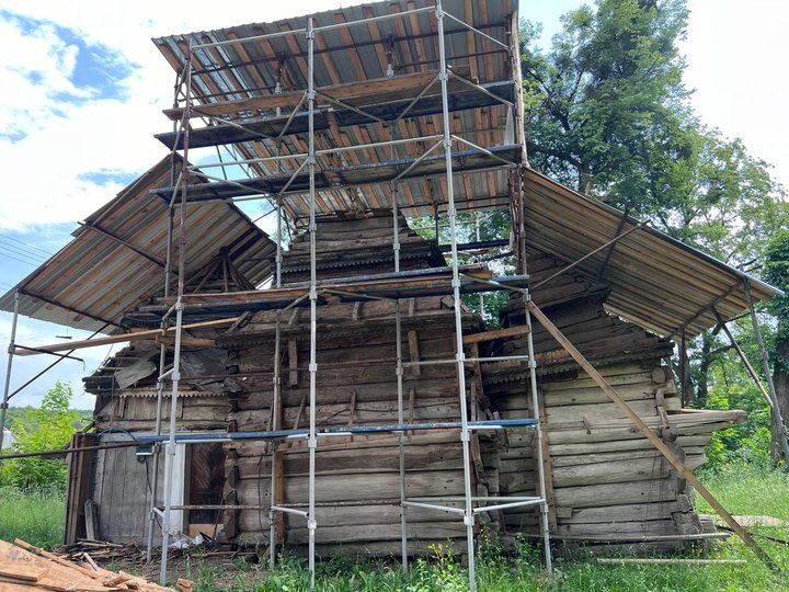 На Львівщині реставрують дерев'яну церкву XVII століття, яка перебуває в аварійному стані - фото 135213