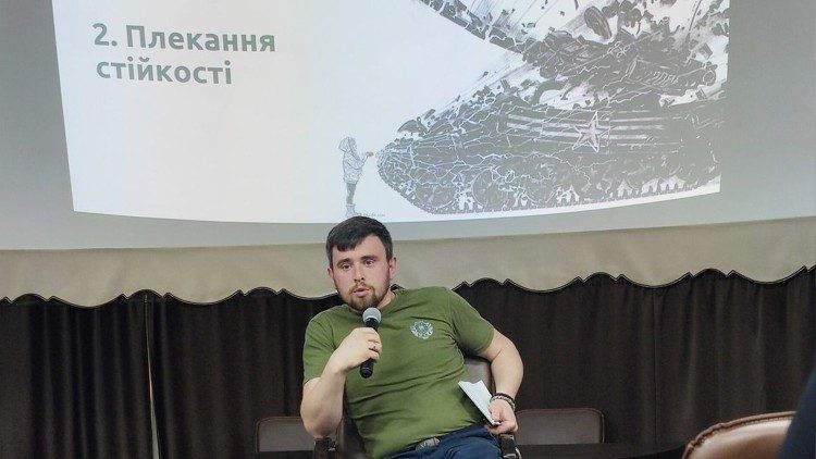 Отець Петро Мандзяк під час освітньої програми «Зцілення ран війни» - фото 136138