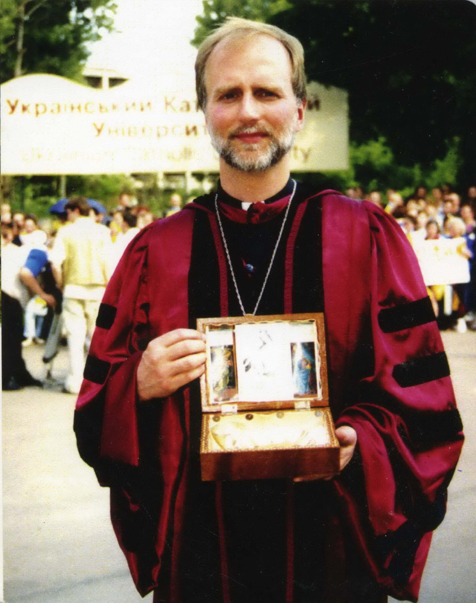 Отець Борис Ґудзяк з домашнім престолом часів підпілля УГКЦ, який буде подарований Папі Римському Івану Павлу ІІ, 2001 р. - фото 136318