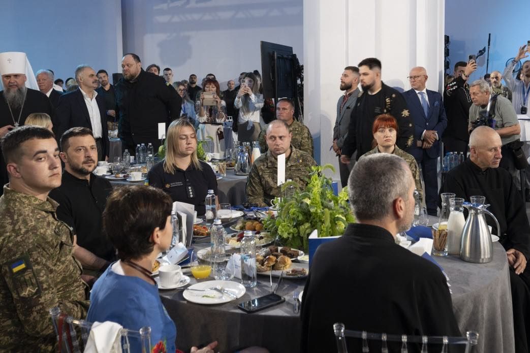 Звільнені з російського полону священики УГКЦ взяли участь у молитовному сніданку з Президентом України - фото 136426