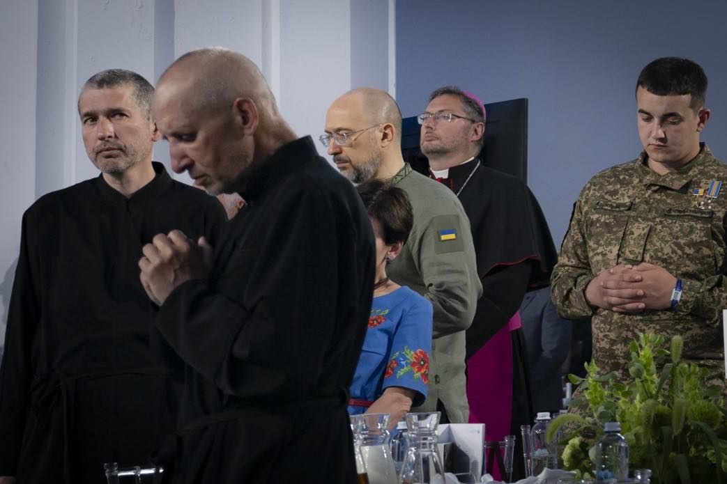 Звільнені з російського полону священики УГКЦ взяли участь у молитовному сніданку з Президентом України - фото 136427
